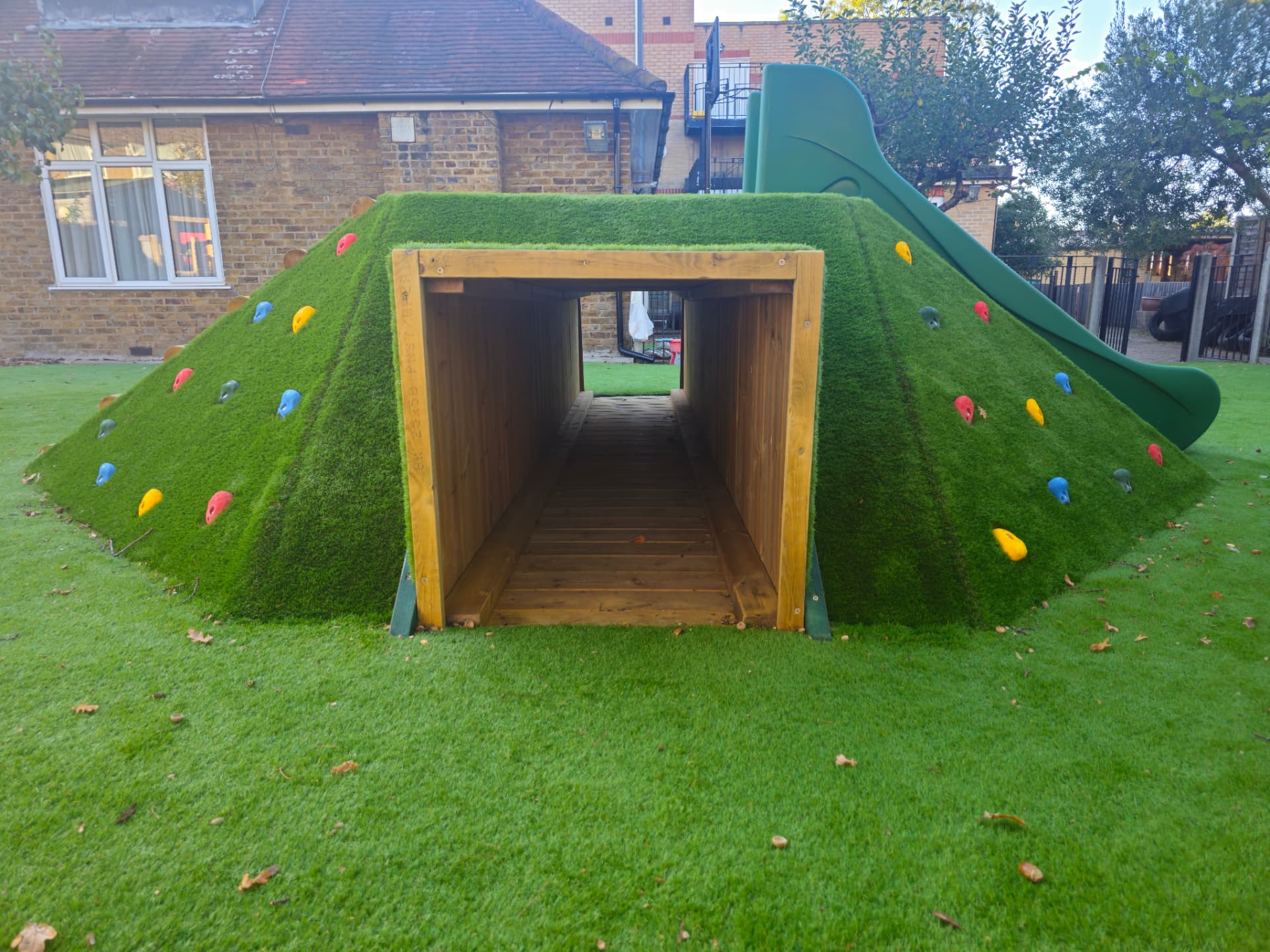 The wooden tunnel through the climbing mound